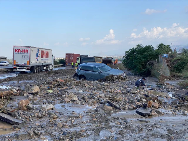 Hatay Sele Teslim: Araçlar Yolda, Evler Sular Altında