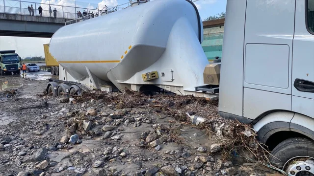 Hatay'da Fırtına Sonrası Mahallelerde Başlatılan Yoğun Çalışmalar
