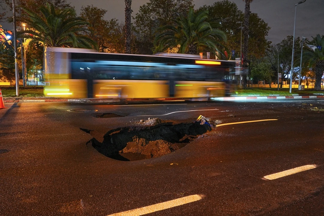 İstanbul'da Sağanak Yağış Sonrası Adnan Menderes Bulvarı'nda Şok Çökme