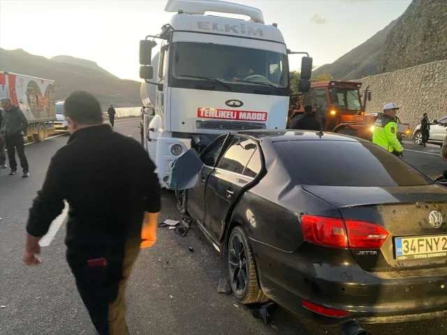 Van'da Korkutan Kaza: Tanker Otomobille Çarpıştı, 3 Ölü