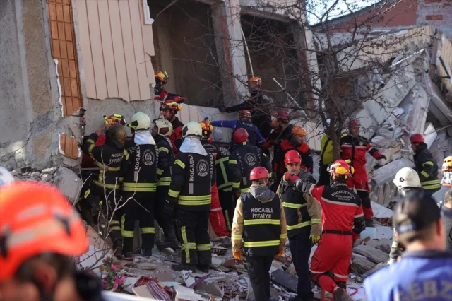Gebze'de Çöken Binadan Umut Işığı