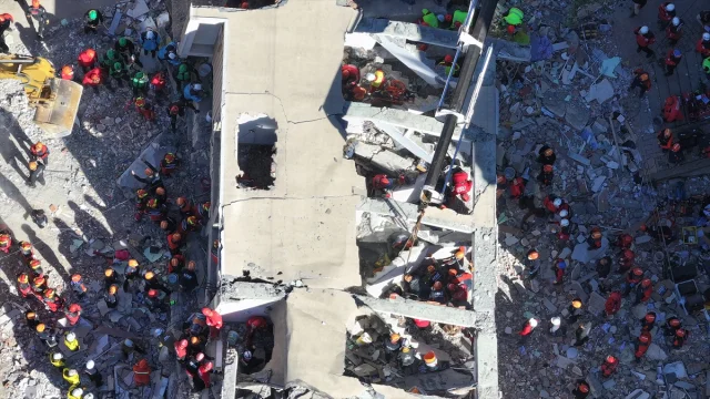 Kocaeli'de çöken bina çiftin hayatını tehlikeye attı vicdanları sarsan olayın detayları