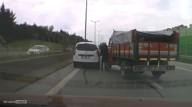 Trafikte tartıştığı sürücünün aracına saldırdı: Ehliyetine el konuldu