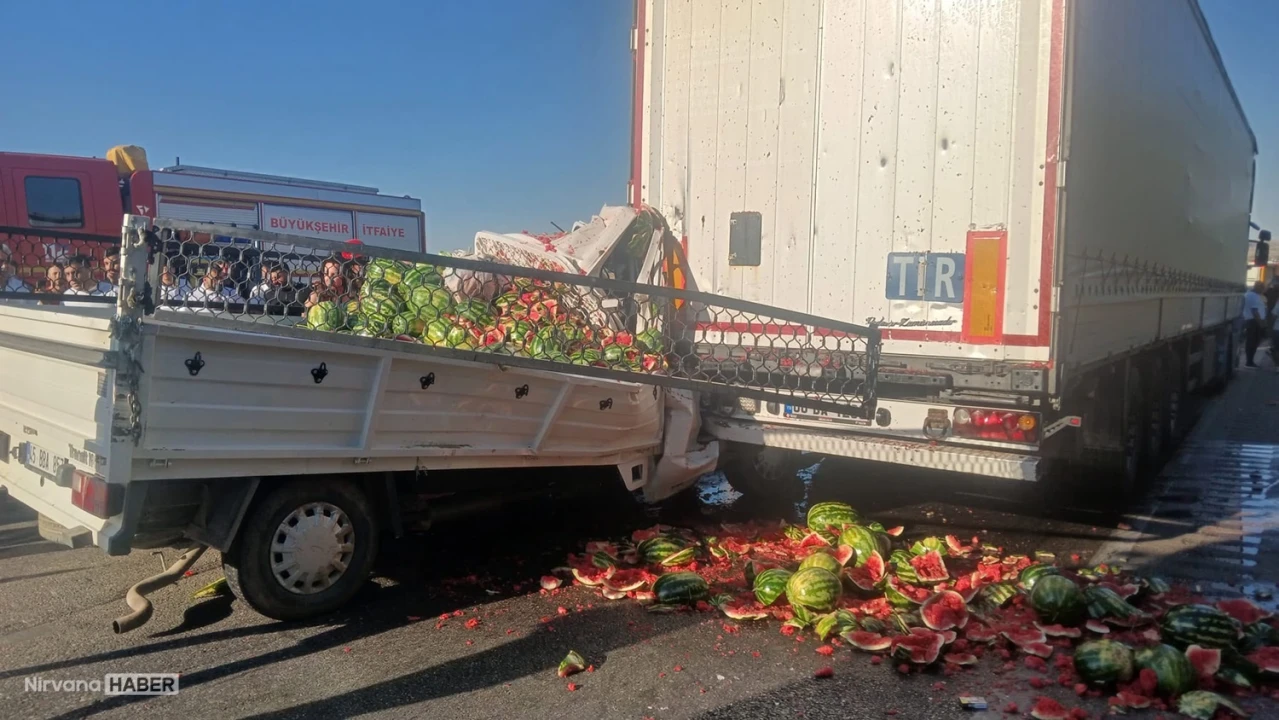 Manisa'da korkutan kaza! Manisa’da kamyonet, TIR’a arkadan çarptı