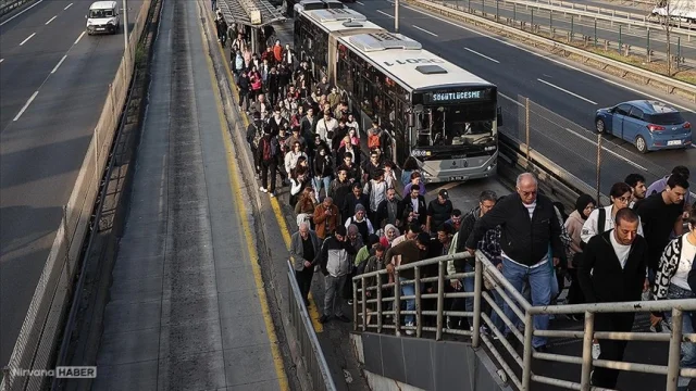 Metrobüs çilesi bitmiyor: Vatandaşlar duraklara sığamadı