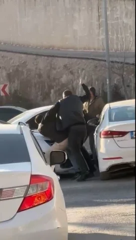 Mardin’de trafikte tekmeli yumruklu yol verme kavgası kameralar tarafından kaydedildi
