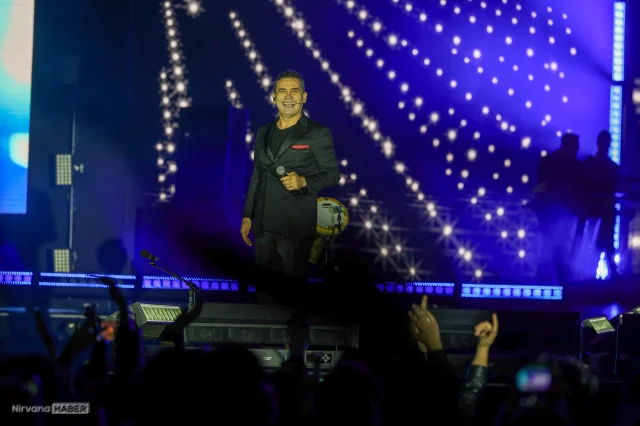 Şarkıcı Ferhat Göçer, Aydın Kültür Yolu Festivali'nde konser verdi