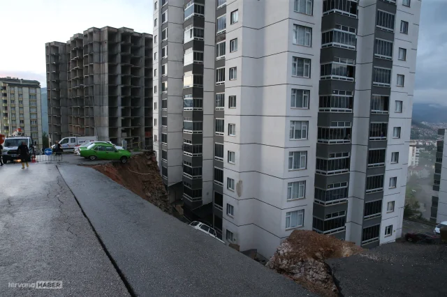 Tokat'ta sağanak yağış sonrası bir sitede istinat duvarı çöktü