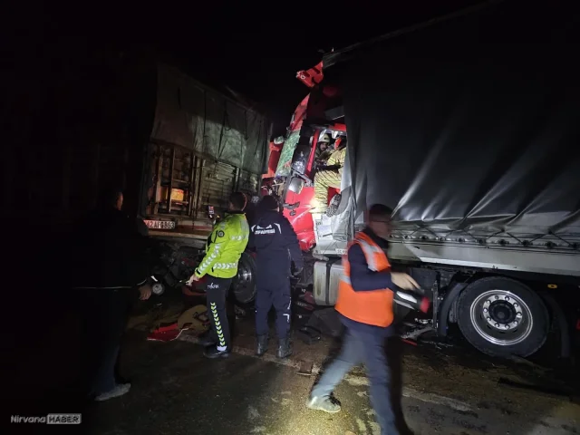 Bursa-Bilecik otoyolunda feci kaza: İki tır çarpıştı