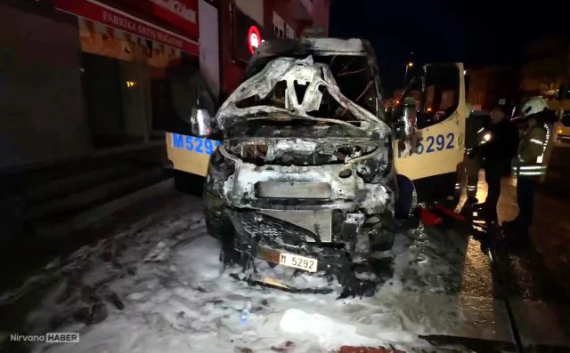 Avcılar’da park halindeki minibüs alevlere teslim oldu