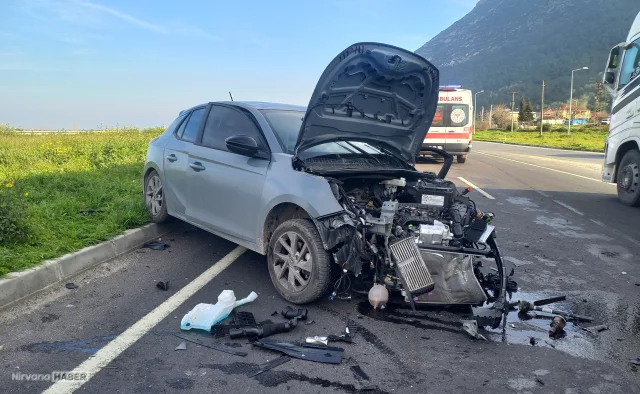 Manisa'da iki otomobilin çarpışması sonucu sürücüler yaralandı