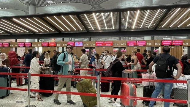 Gökyüzünde bayram hareketliliği: Havalimanlarında tarihi uçuş rekoru kırılıyor