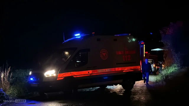 Manisa'da Sel: İki Araç Derede Mahsur Kaldı