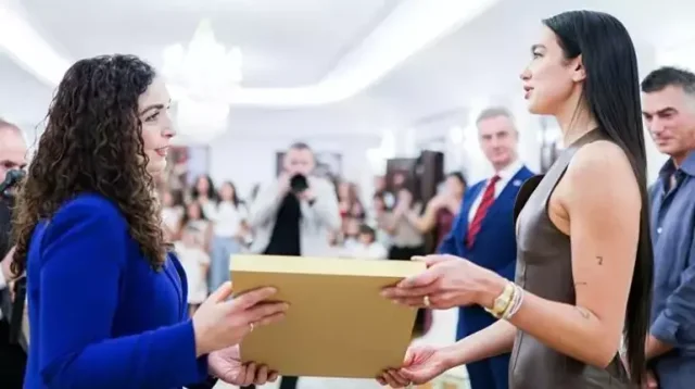 Dua Lipa’ya Kosova Vatandaşlığı: Cumhurbaşkanı Osmani Kararnameyi Duyurdu