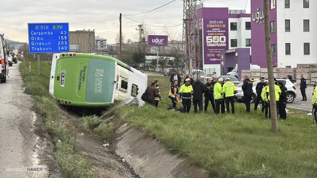 Samsun'da öğrencilerin bulunduğu midibüs kaza yaptı