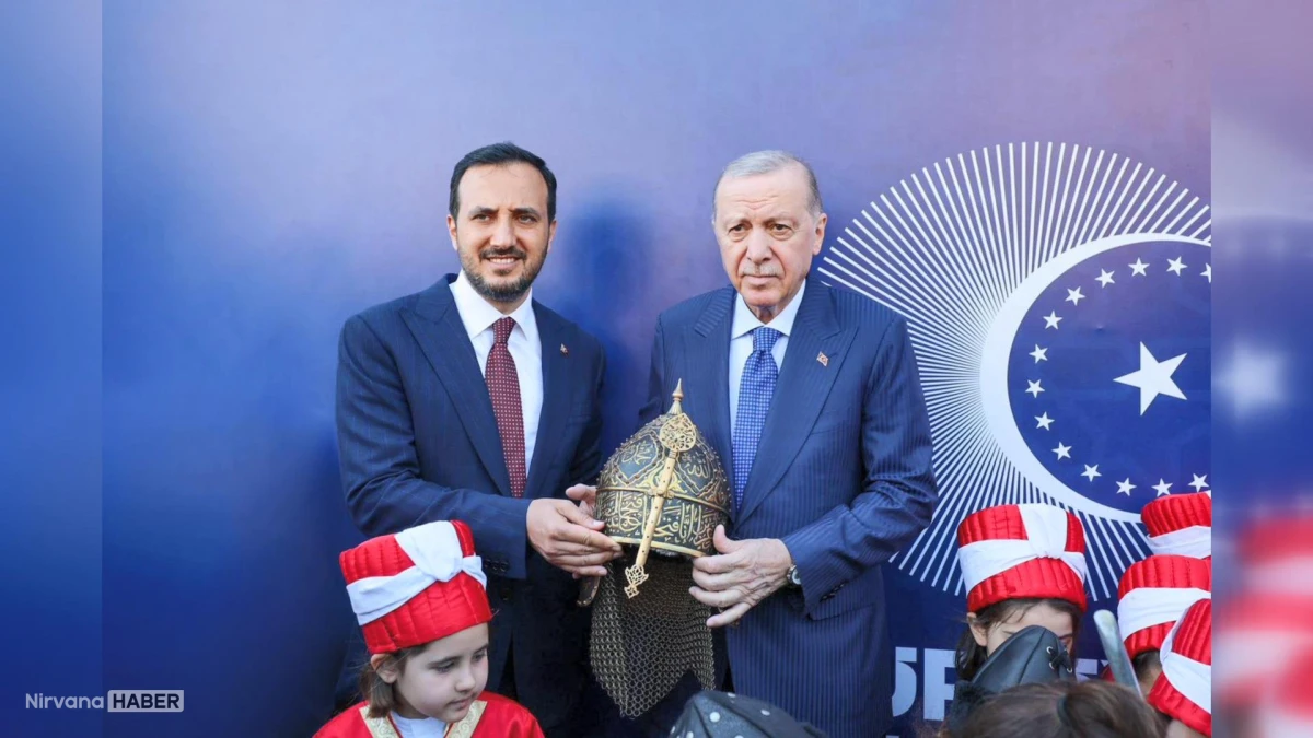 Cumhurbaşkanı Erdoğan’a İstanbul’un Fethi programında özel miğfer hediye edildi
