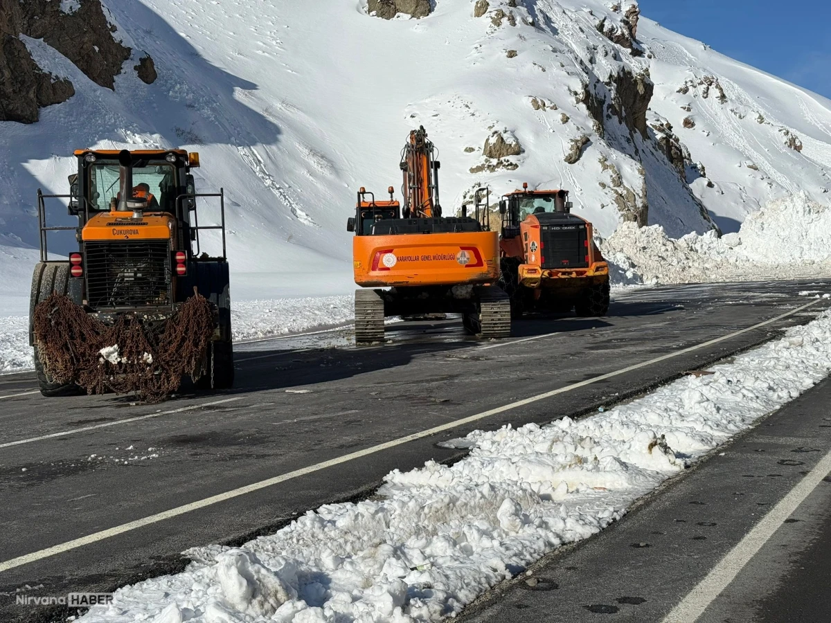 Çığ düşen Van-Hakkari kara yolu tek şeritten ulaşıma açıldı