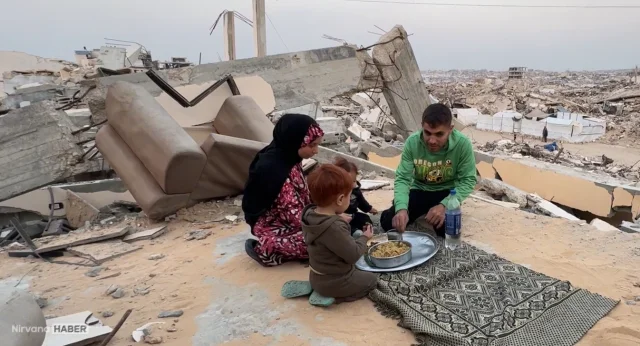 Gazze’de yıkıntılar arasında iftar: Filistinli aile enkaz üzerinde oruç açıyor