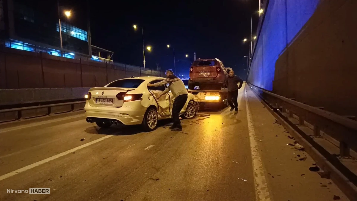 Bursa’da zincirleme kaza: 2 otomobil ve midibüs çarpıştı