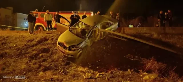 Sivas'ta otomobil bariyerlere çarptı: 1'i ağır 2 kişi yaralandı