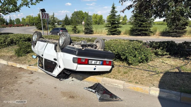 Eskişehir’de korkutan trafik kazası: Refüje çarpan otomobil ters döndü