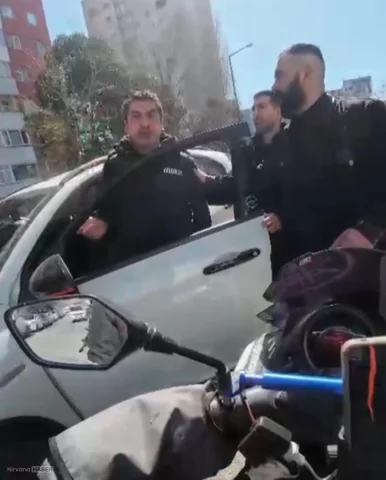 Esenyurt’ta trafikte kavga: Sürücü motokuryeye sopayla saldırmaya çalıştı