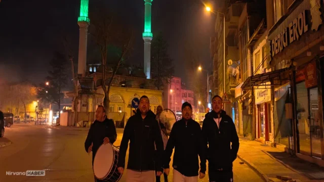 Ramazanı ilginç bir yöntemle karşıladılar! Ellerinde def sokak sokak gezdiler