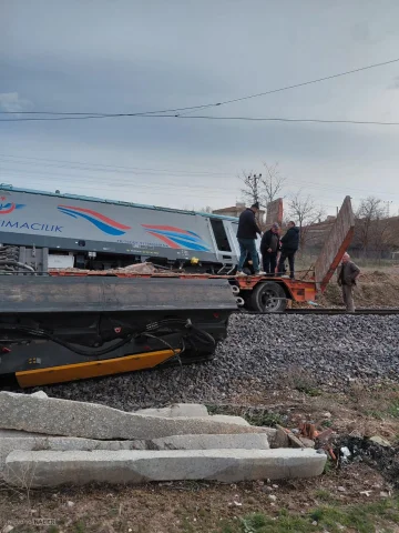 Nevşehir Kozaklı’da yük treni tıra çarptı