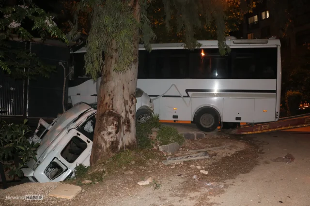 Hatay'da midibüs ile hafif ticari araç çarpıştı: 2 kişi yaralandı