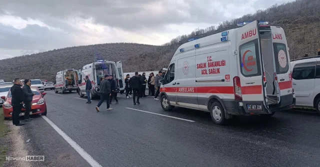 Mardin’de yolcu midibüsü devrildi: 13 yaralı