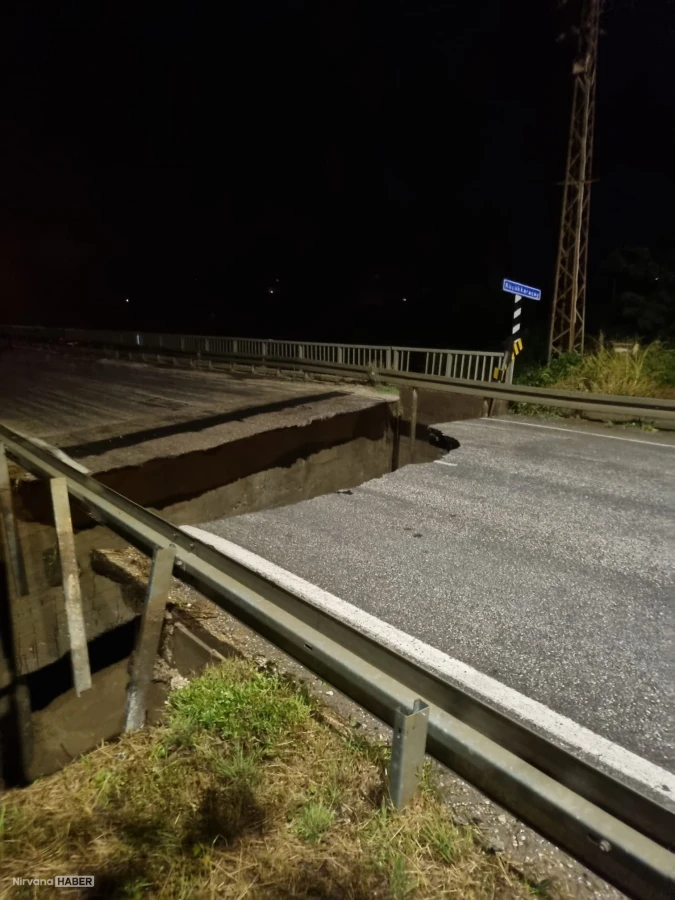 Hatay güne sel felaketiyle uyandı: Araçlar sürüklendi, otoyol köprüsü yıkıldı