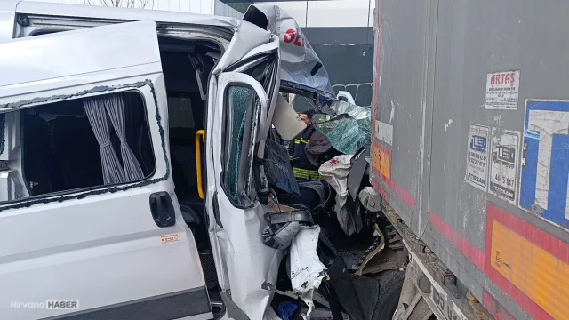 Tekirdağ Çerkezköy’de işçi servisi tıra çarptı.
