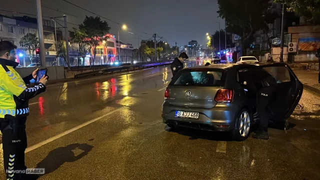 Refüje ve bariyerlere çarpan otomobilin motoru yerinden çıktı