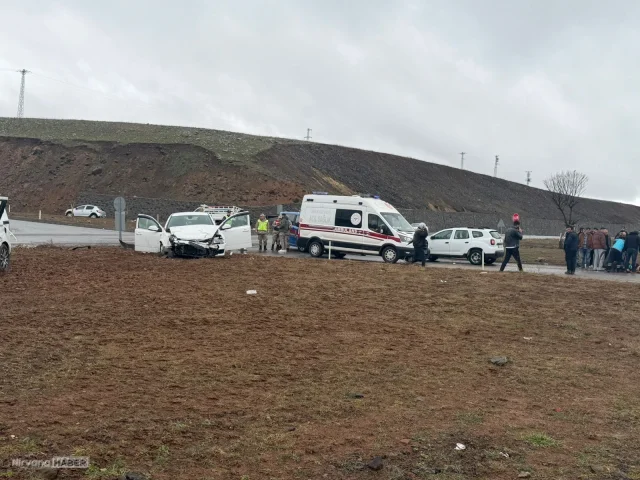 Bingöl’de hafif ticari araçla otomobil çarpıştı: 13 yaralı