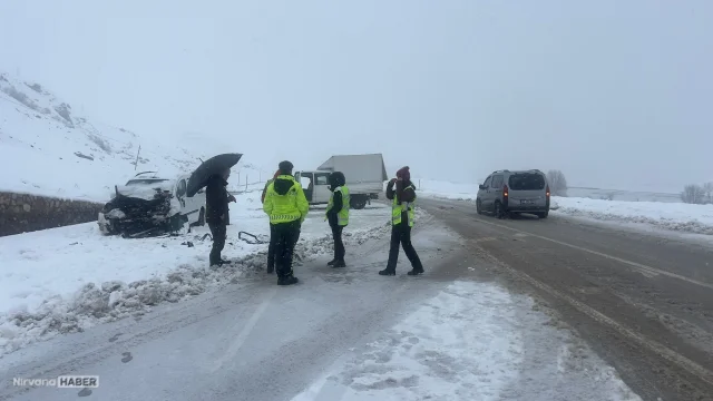 Yüksekova’da feci kaza: Otomobil ile kamyonet çarpıştı, 1 kişi hayatını kaybetti