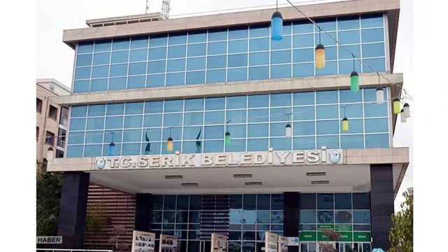 Serik Belediyesi’ne pompalı tüfekle saldırı