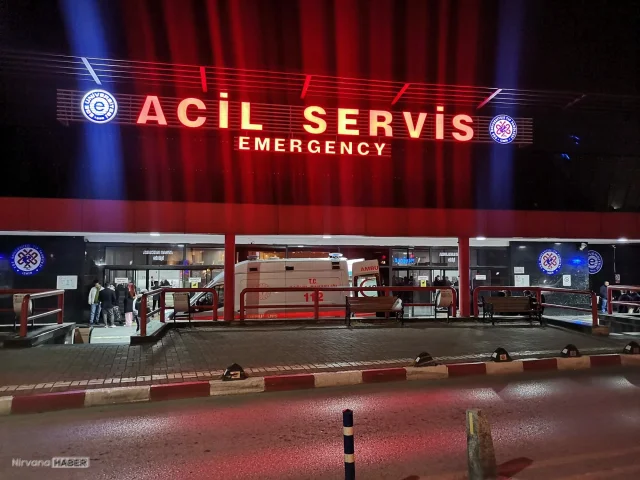 Parkta rastgele bıçak sallayan kişi, 2 yaşındaki çocuğu boğazından yaraladı