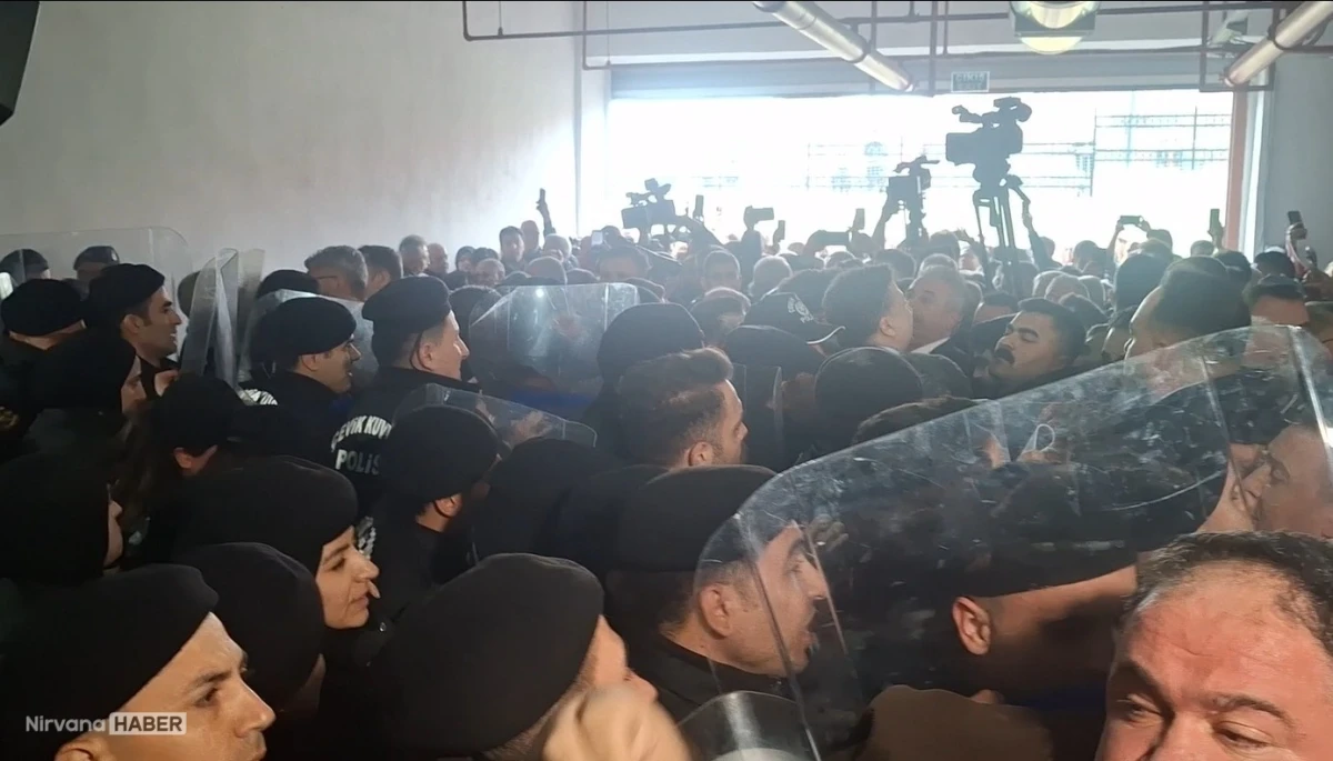 Bursa Büyükşehir Belediyesi'nde seçim öncesi gerginlik: Camları kırıp girdiler