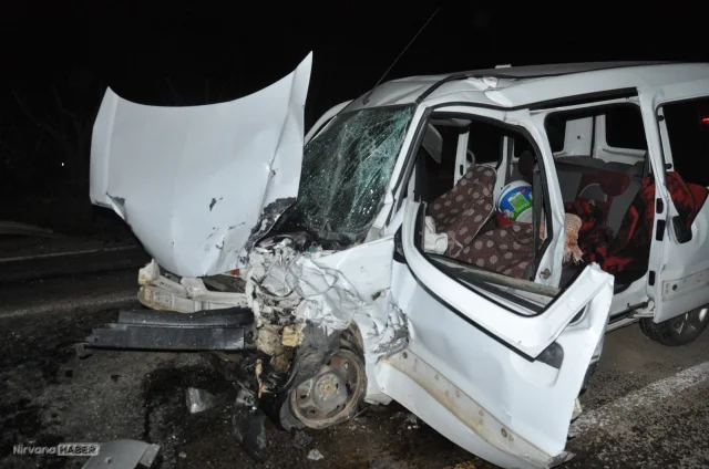 İzmir’de hafif ticari araç, otomobil ve traktör çarpıştı