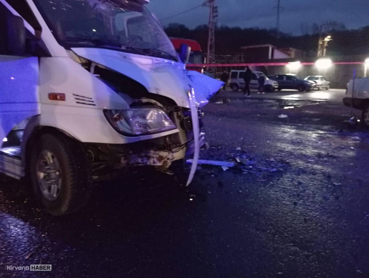 Zonguldak'ta feci kaza: Servis minibüsü otomobille çarpıştı
