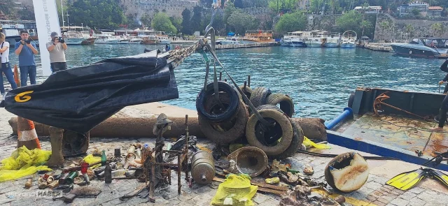 Antalya'da denizden 5 ton çöp çıktı! Dalgıçlar seferber oldu...
