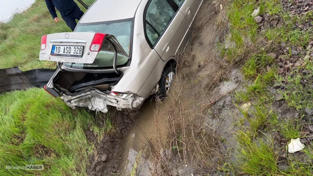 Balıkesir'de otomobil araziye yuvarlandı: 3 kişi yaralandı
