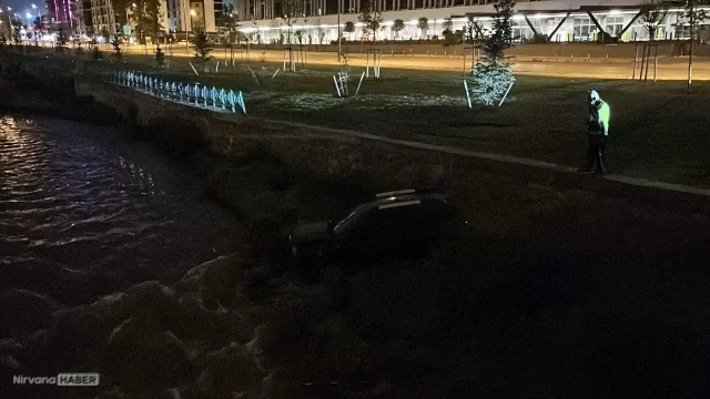 Bursa'da kontrolden çıkan otomobil dereye uçtu: Sürücü olay yerinden kaçtı