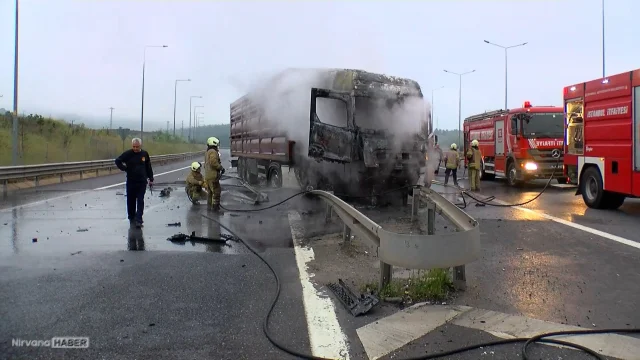 Kuzey Marmara Otoyolu'nda TIR bariyerlere çarparak alev aldı