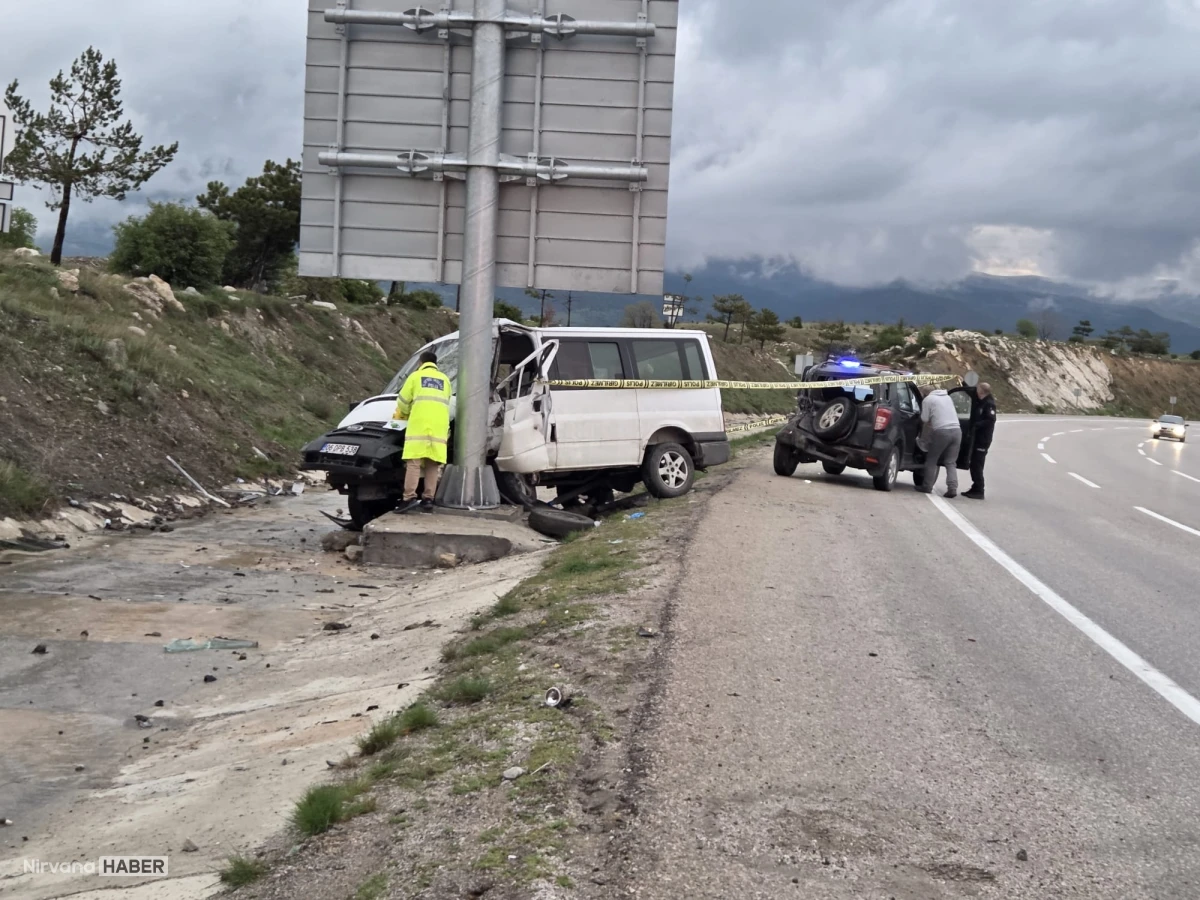 Ankara'da minibüs, otomobile ve tabela direğine çarptı: 1 ölü