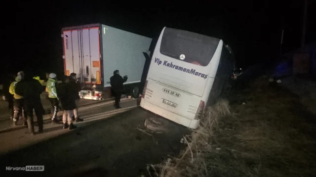 Erzincan'da bariyerlere çarpan yolcu otobüsünde hasar oluştu