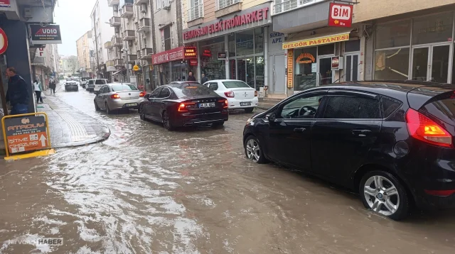 Edirne Uzunköprü'de sağanak nedeniyle yollar göle döndü