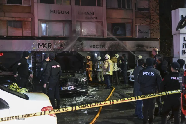Araç kiralama şirketinde otomobilde çıkan yangın 14 araca sıçradı