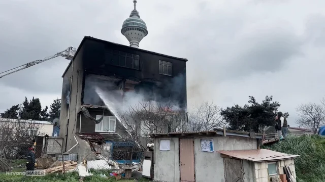 Büyükçekmece'de 3 katlı binada bilinmeyen bir nedenle yangın çıktı