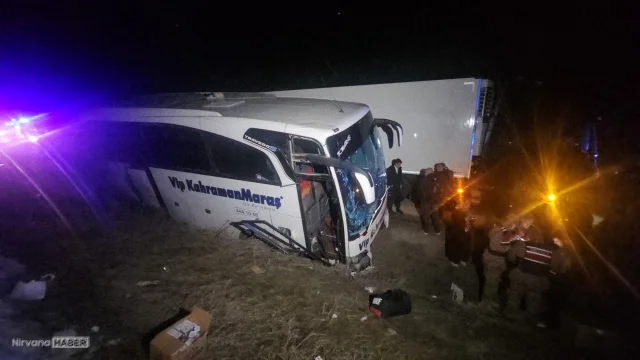 Erzincan'da bariyerlere çarpan yolcu otobüsünde hasar oluştu